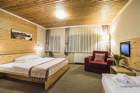 Izba v stredovekom hoteli s koseným dreveným stropom a autentickými detailmi