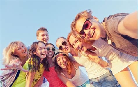 skupina ľudí zdieľajúca vegánske jedlo a inšpiráciu