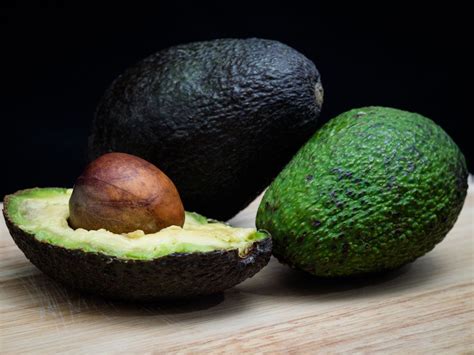 Zrelé avokádo a čerstvé ingrediencie