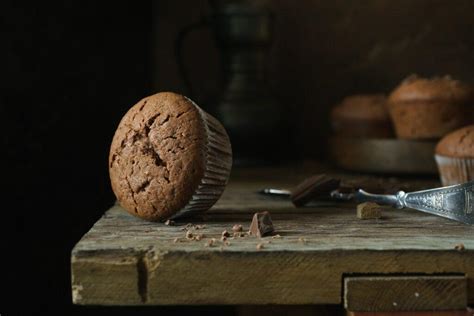Zblízka rôzne druhy muffinov: čokoládové, ovocné a s orieškami