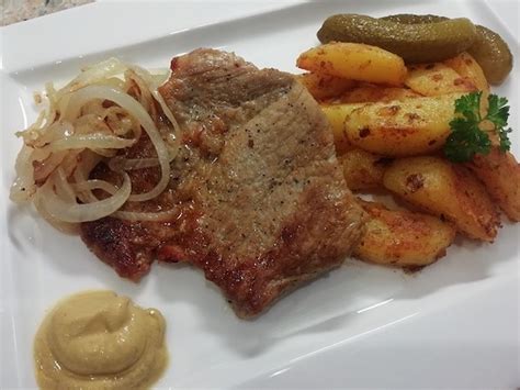 Servírovaná divinová pečienka s prílohami