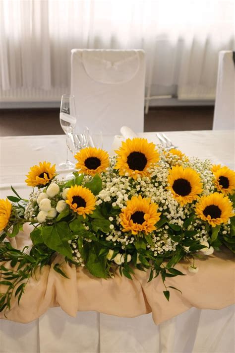 Svadobný stôl s rustikálnou výzdobou a chlebom