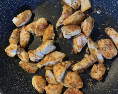 dozlata opečené kuracie kúsky v slanine na panvici