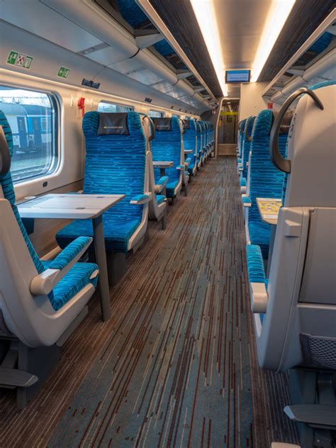 Interiér vlaku SC Pendolino s čistými sedadlami a funkčným Wi-Fi