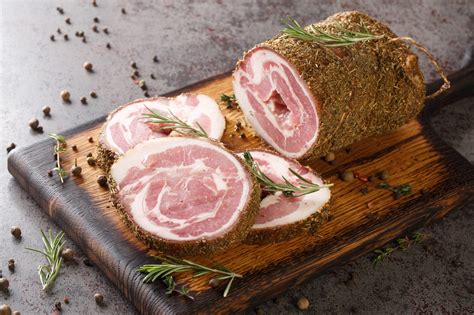 Infografika porovnávajúca rôzne druhy slaniny (Anglická, Slovenská, Pancetta, Jamón)