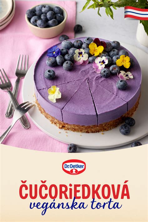 vegánska ovocná torta zdobená jedlými kvetmi