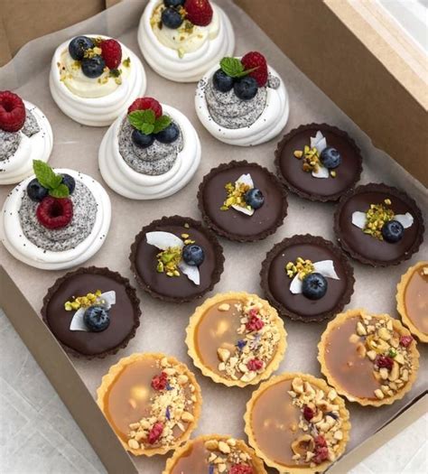 Fotografia stola s rôznymi alternatívnymi svadobnými dezertmi (cupcakes, makrónky, donuty)