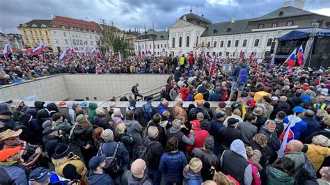 Ľudia protestujúci proti vláde