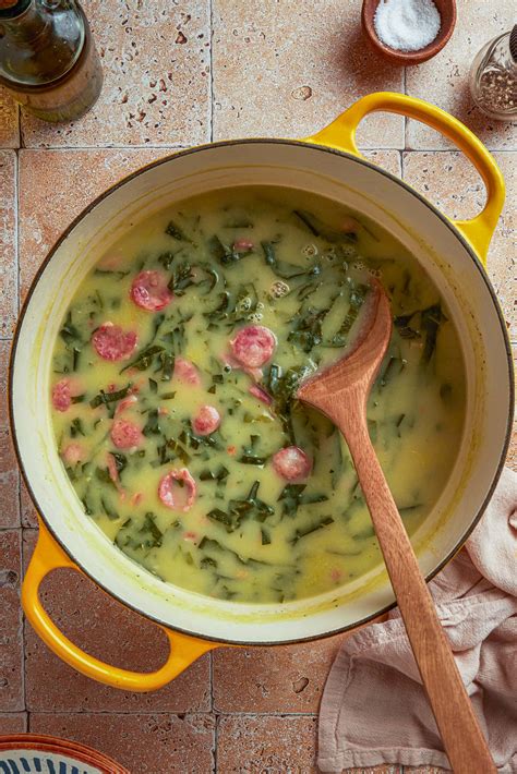 Tanier Caldo Verde s kúskom chleba