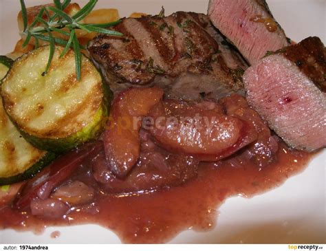 Jelení steak na tanieri s brusnicovou omáčkou