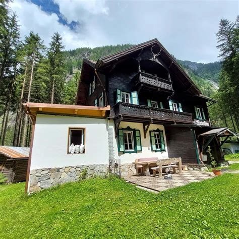 Tradičná alpská chalupa švajčiarskych farmárov