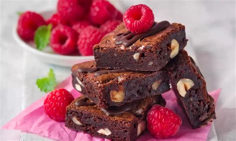 Hotové brownies ozdobené orechmi a jahodami