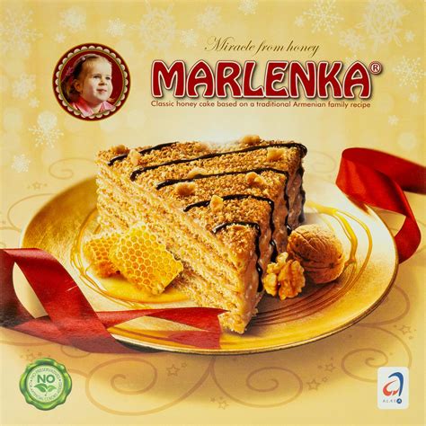 fotografia domácej medovej torty Marlenka na slávnostnom tanieri