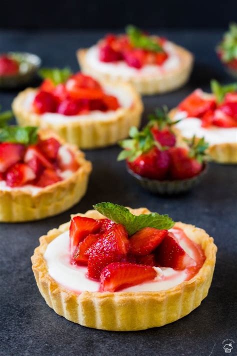 Hotové jahodové tartaletky v muffinovej forme
