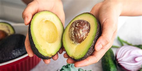 Čerstvé čučoriedky a avokádo