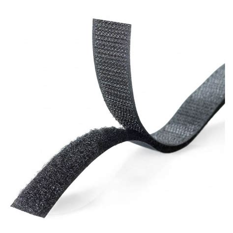 Zblízka detaily, ako sú zipsy, šnúrky, vrecká a náplety na bundách ragwear