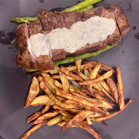 Steak s domácimi zemiakovými lupienkami a syrom cheddar