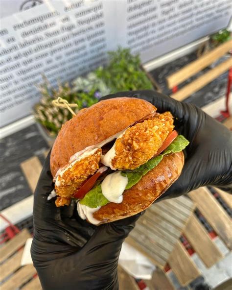 Obrázok street food jedál, ako sú burgre z farmy Pavlické steaky