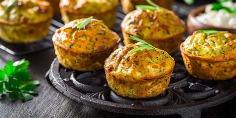 Hotové kuracie muffiny bez múky podávané na tanieri