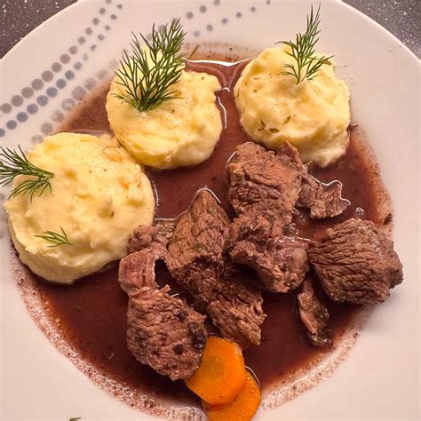 Hovädzie plátky s omáčkou a zemiakovou kašou