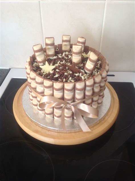 Torta zdobená Kinder Bueno tyčinkami