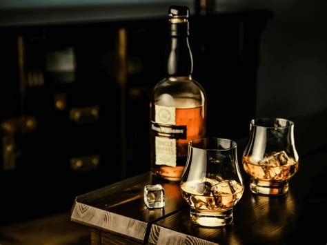 Pohár whisky s ľadom a grilovaný steak