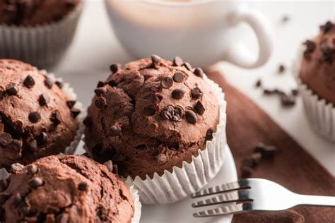 Rôzne druhy upečených muffinov a cupcakes
