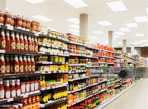 Regál s bezlepkovými potravinami v supermarkete