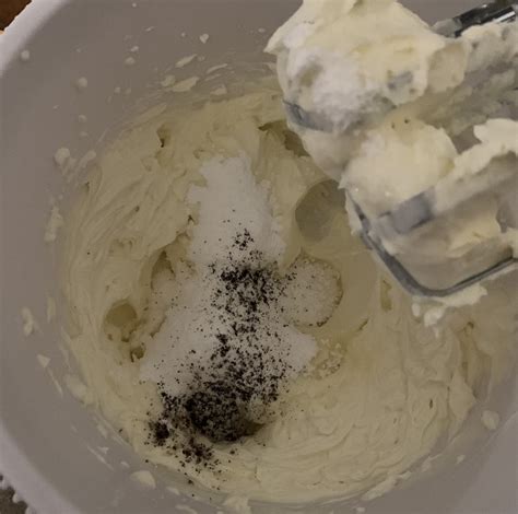 Príprava čokoládovej ganache s metličkou v miske