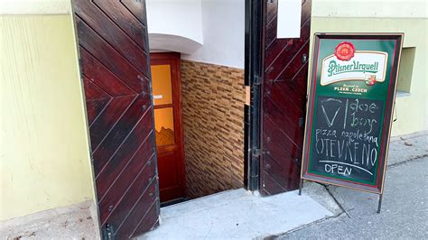 Vchod do pizzerie Florida v Topoľčanoch