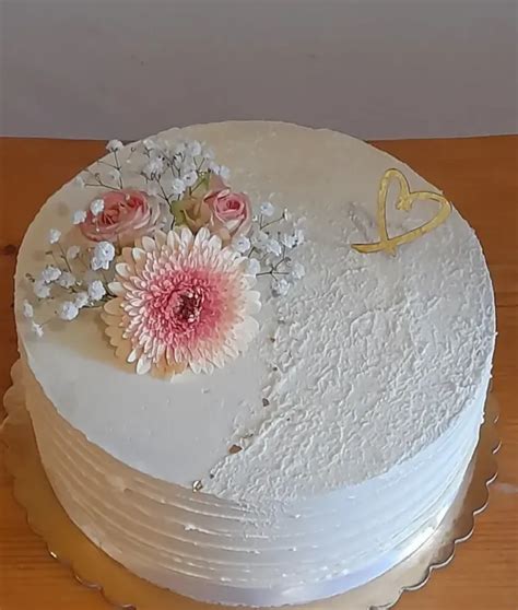 slávnostne ozdobená domáca narodeninová torta pre mamu s kvetmi