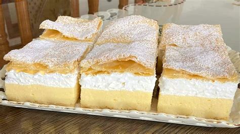Domáci krémeš s krémovou plnkou a posypaný cukrom