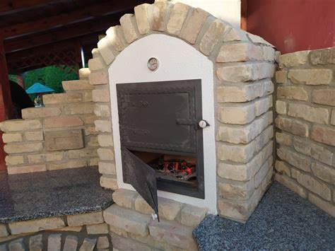 Pizza pec s otvorenými dvierkami a rozsvietenou žiarovkou