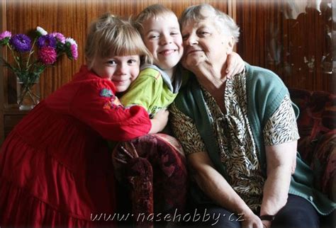 Ilustrácia vtipnej situácie s babičkou padajúcou do lekvaru