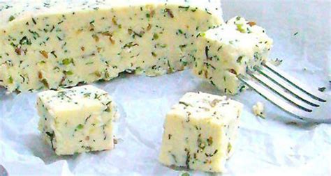 Domáci syr s bylinkami vo formičke