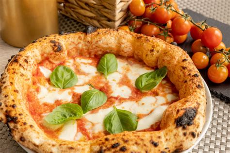 Neapolská pizza v peci na drevo