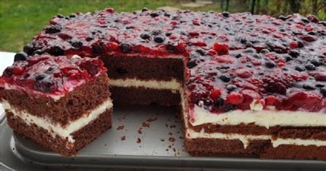 Detail čokoládovej torty bez múky, bohato zdobenej lesným ovocím