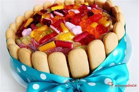 Torta zdobená farebnými gumovými cukríkmi