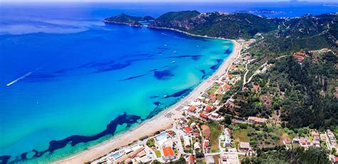 Panoramatický pohľad na piesočnatú pláž v letovisku Agios Georgios Argyrades