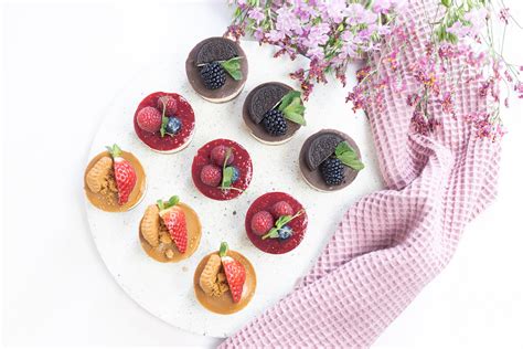 Mini cheesecaky ozdobené ako Santove klobúky