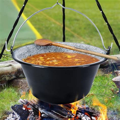 Varenie na liatinovom kotlíku nad ohňom