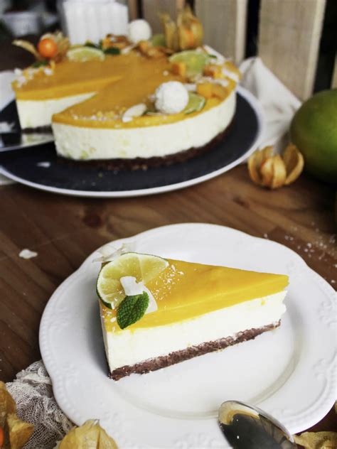 Kokosový cheesecake s mangom na tanieri
