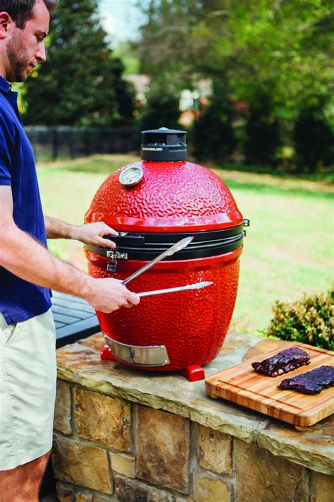Keramický gril typu Kamado s otvoreným poklopom