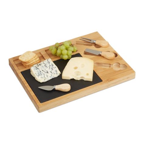 Syrová doska s rôznymi druhmi Comté a odporúčanými vínami