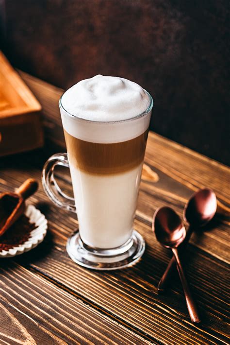 Latte macchiato vo vysokom pohári