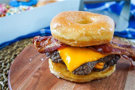 Rôzne vankúše s motívmi jedla ako pizza, burger, donut a iné