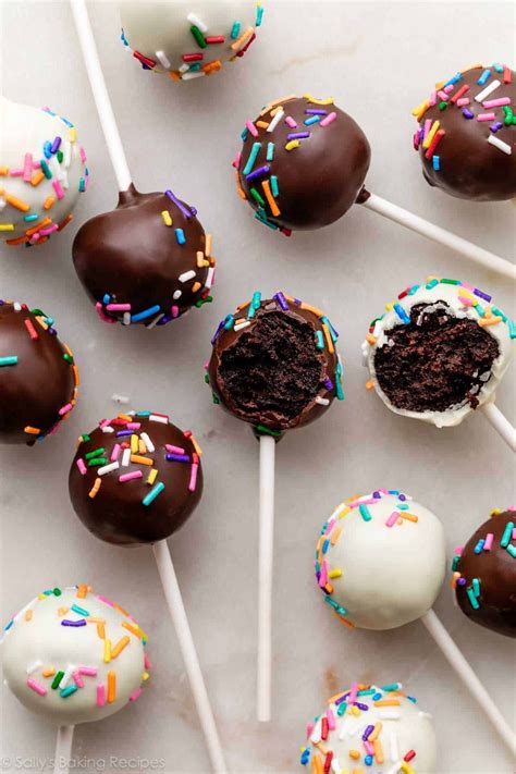 Rozmanité cake pops s rôznymi polevami a dekoráciami