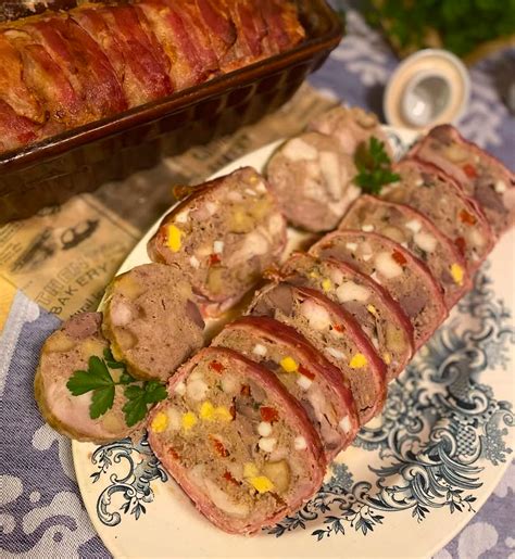 Servírovaná hydinová roláda s prílohou