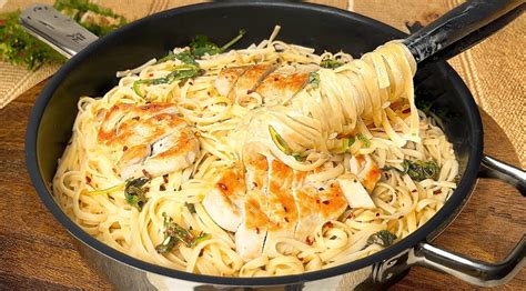 Tanier s linguine cestovinami a kuracím mäsom