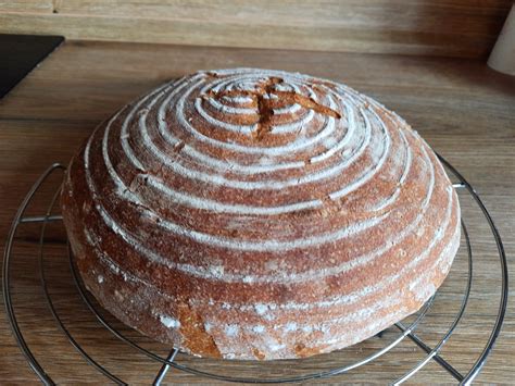 Rez celozrnného chleba s viditeľnou štruktúrou zŕn